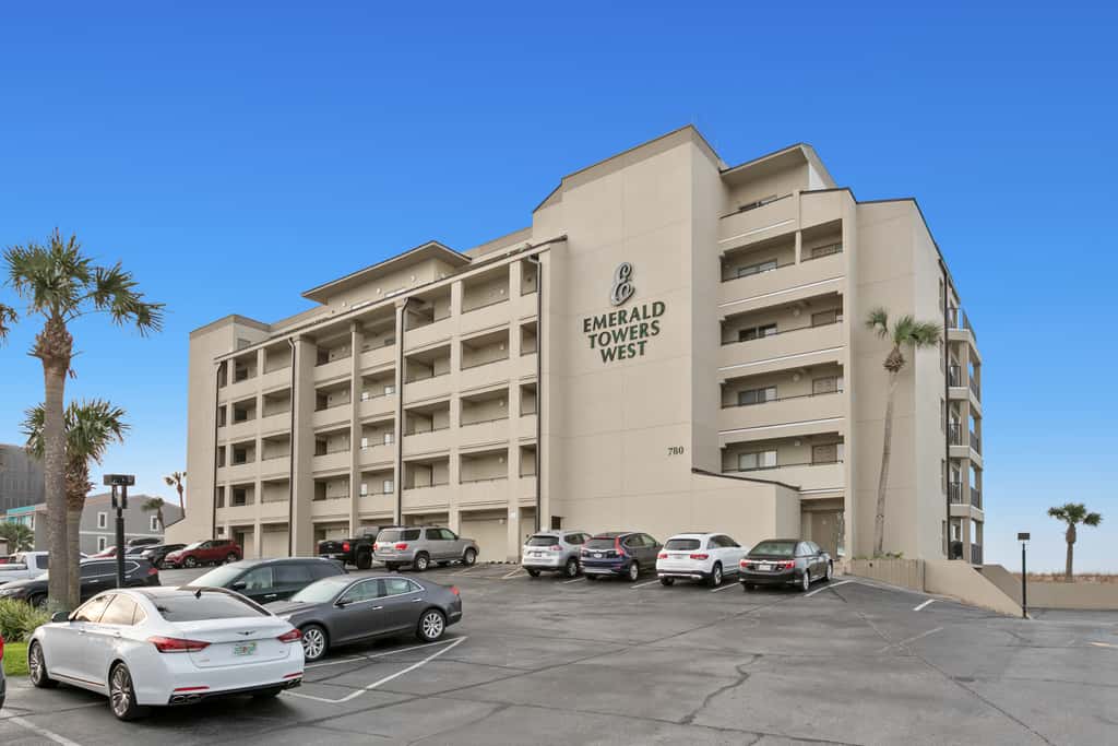Oceanfront penthouse with pool access, majestic ocean views, washer&dryer, & AC