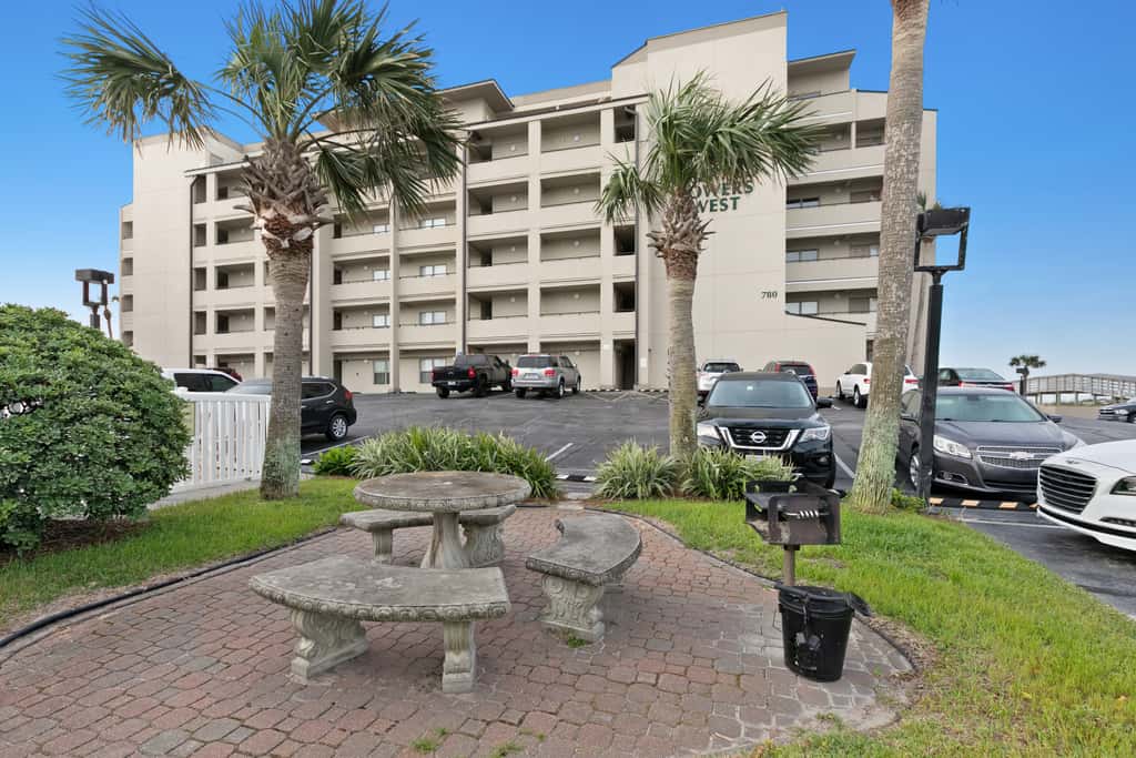 Oceanfront penthouse with pool access, majestic ocean views, washer&dryer, & AC