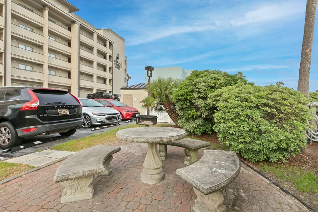 Oceanfront penthouse with pool access, majestic ocean views, washer&dryer, & AC