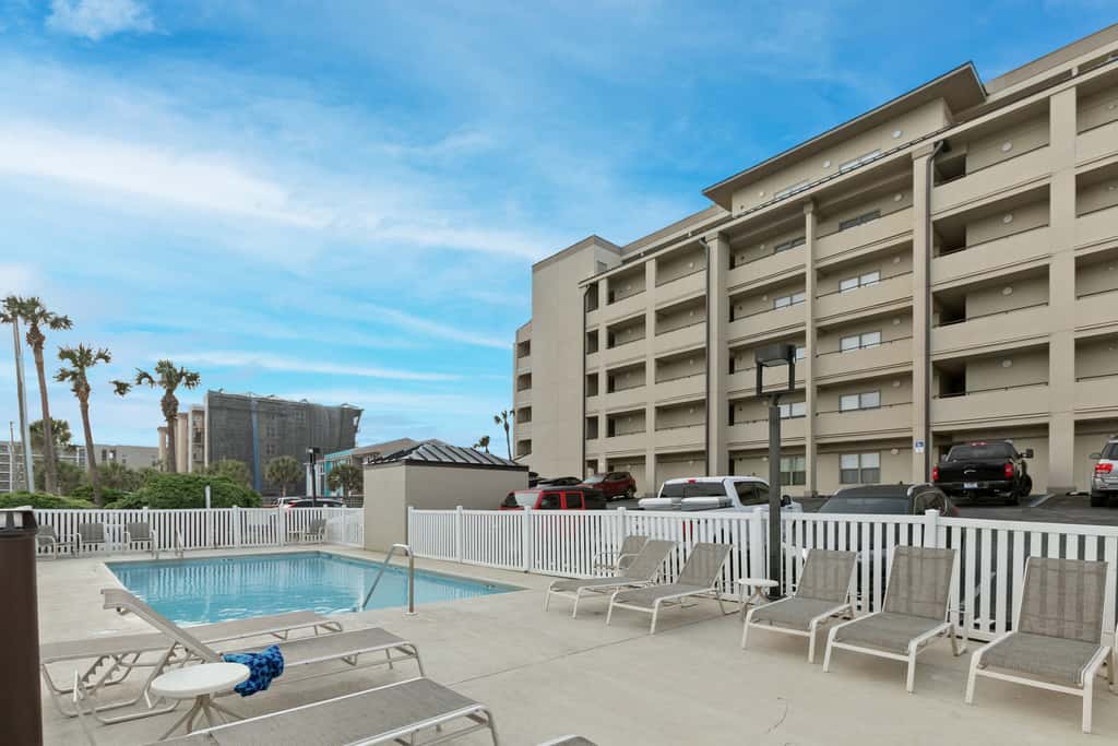 Oceanfront penthouse with pool access, majestic ocean views, washer&dryer, & AC
