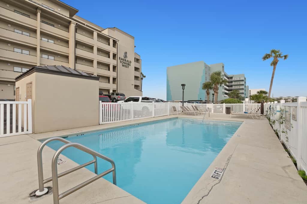 Oceanfront penthouse with pool access, majestic ocean views, washer&dryer, & AC
