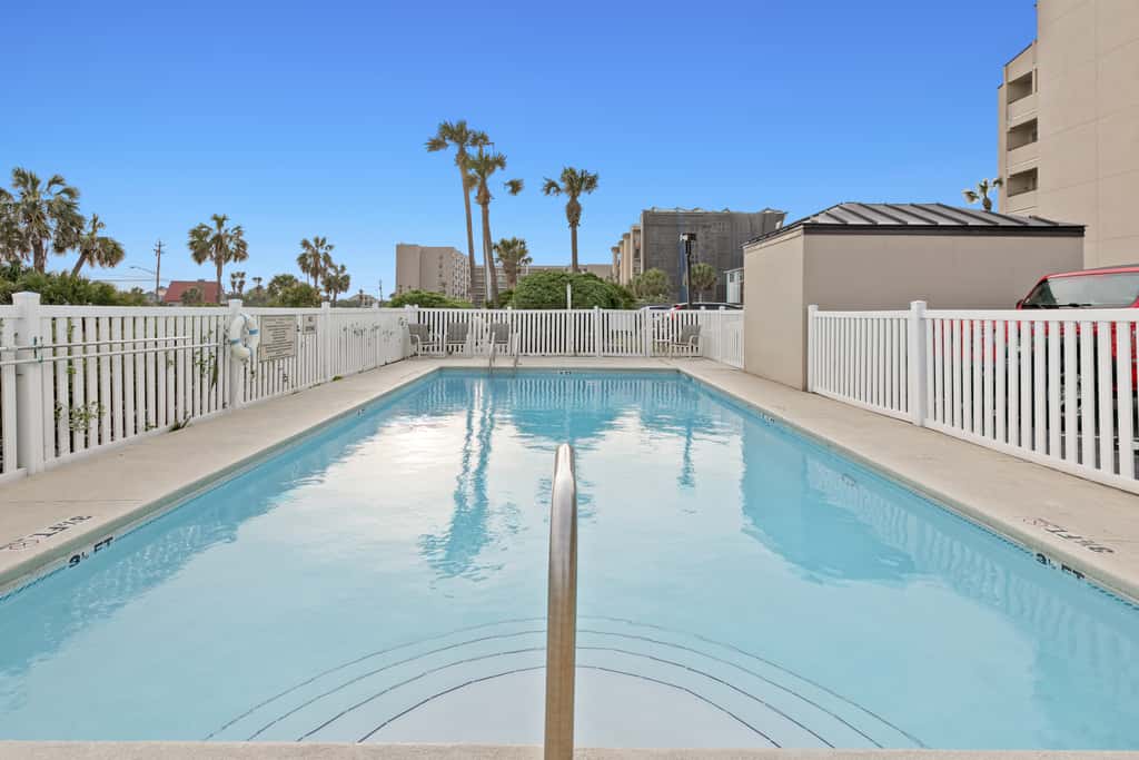 Oceanfront penthouse with pool access, majestic ocean views, washer&dryer, & AC