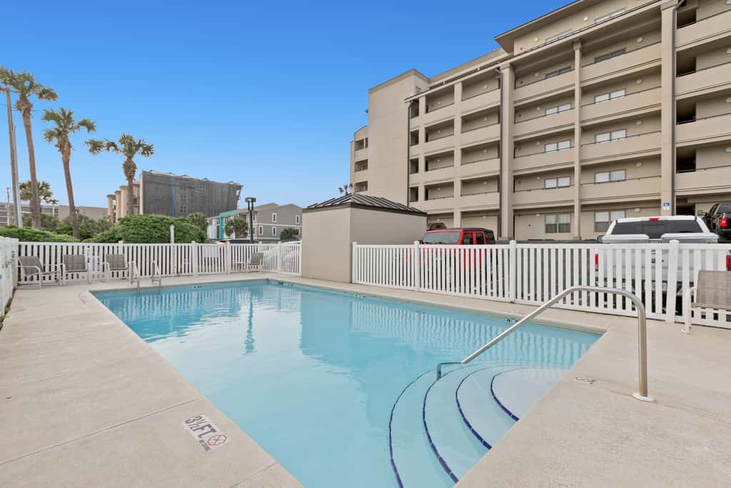 Oceanfront penthouse with pool access, majestic ocean views, washer&dryer, & AC