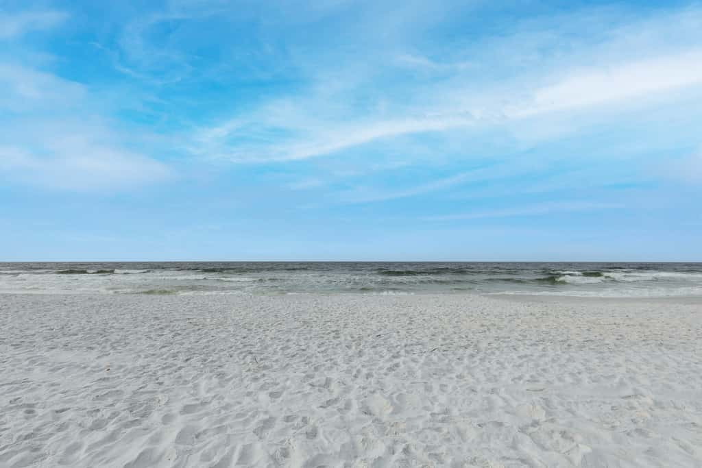 Oceanfront penthouse with pool access, majestic ocean views, washer&dryer, & AC