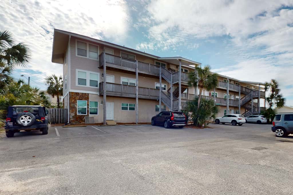 Cozy coastal condo, dog friendly, gulf view and close to beach access