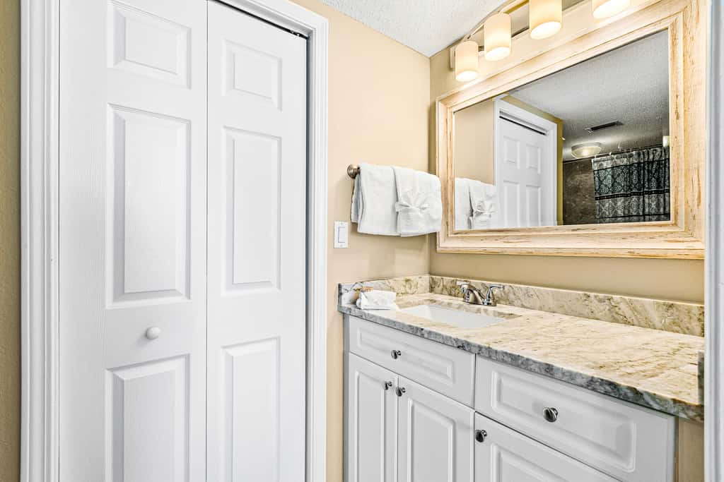 Fifth floor oceanfront condo with pool, ocean view, W/D