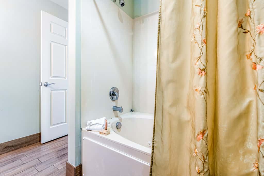 Sixth Floor, Oceanfront Gulf-Front Condo w/ Shared Pool