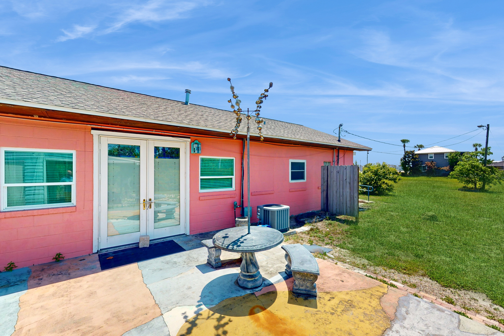 Lovely home close to beach with patio, central AC, full kitchen, washer&dryer