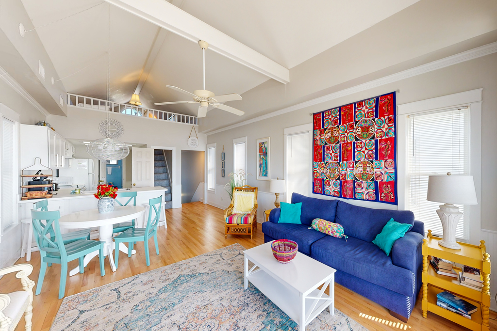 Beachfront home with expansive deck, screened porch, washer&dryer & central AC
