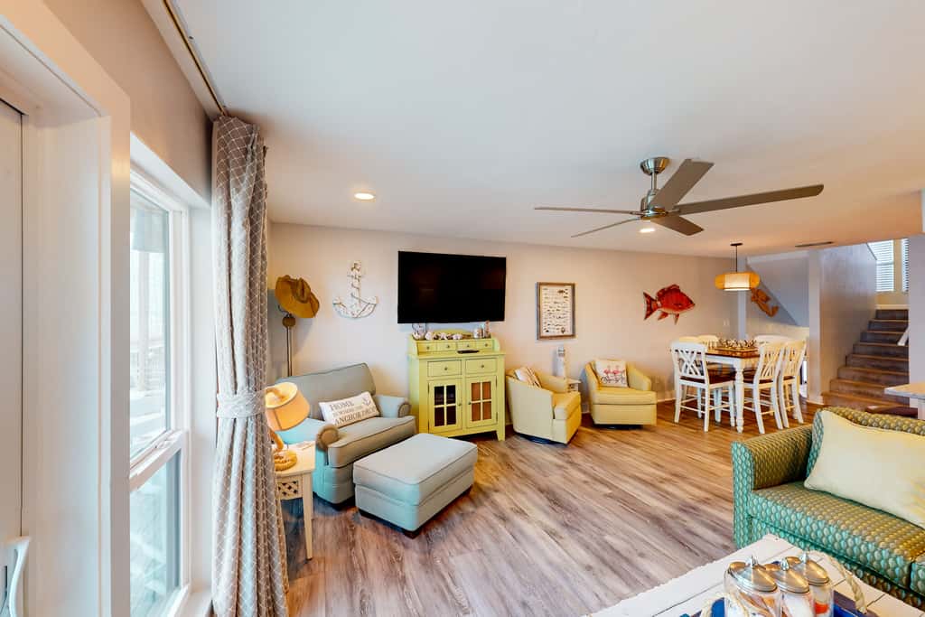 East-end SGI Townhouse on Gulf Front, beach access, on-site pool, & private W/D