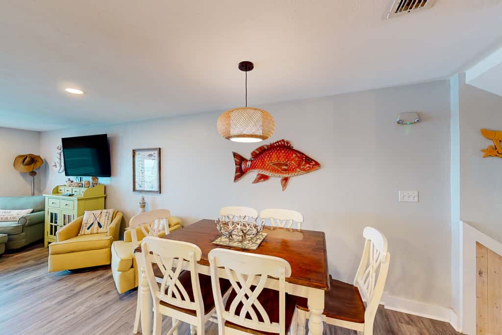 East-end SGI Townhouse on Gulf Front, beach access, on-site pool, & private W/D