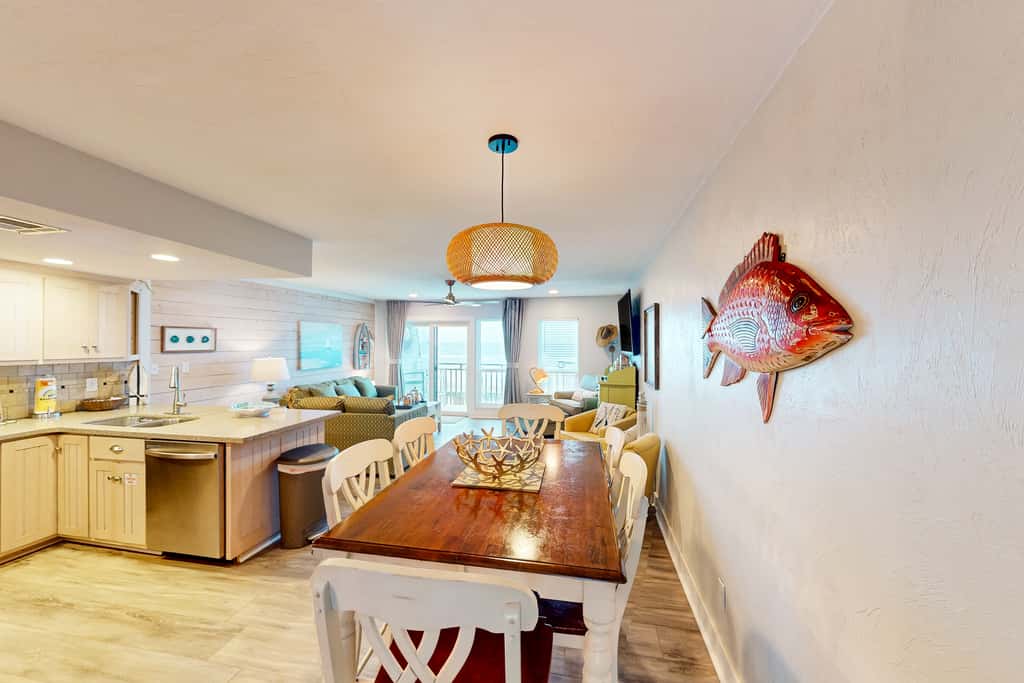 East-end SGI Townhouse on Gulf Front, beach access, on-site pool, & private W/D