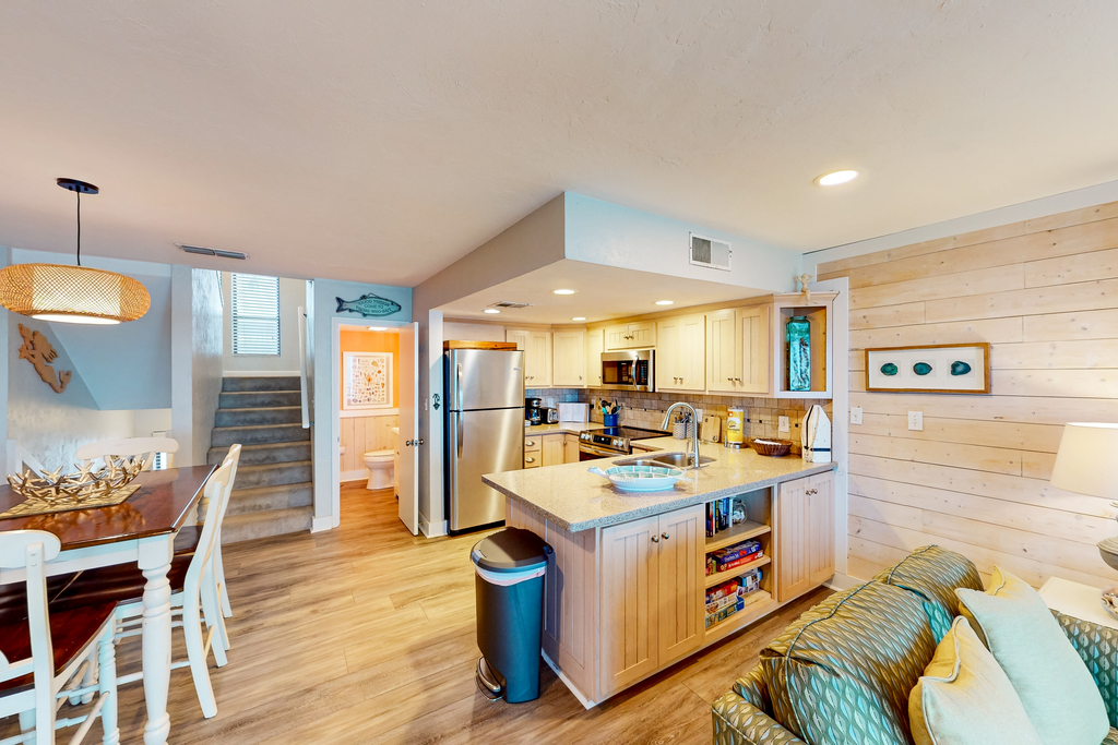 East-end SGI Townhouse on Gulf Front, beach access, on-site pool, & private W/D