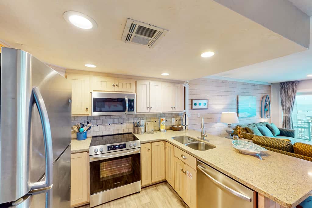 East-end SGI Townhouse on Gulf Front, beach access, on-site pool, & private W/D