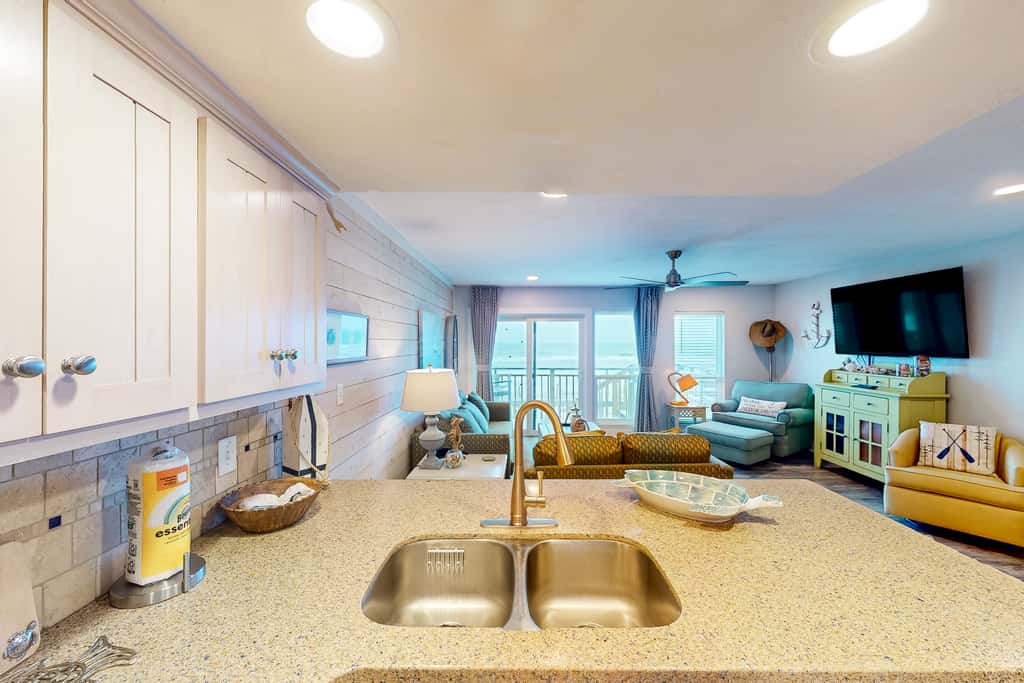 East-end SGI Townhouse on Gulf Front, beach access, on-site pool, & private W/D