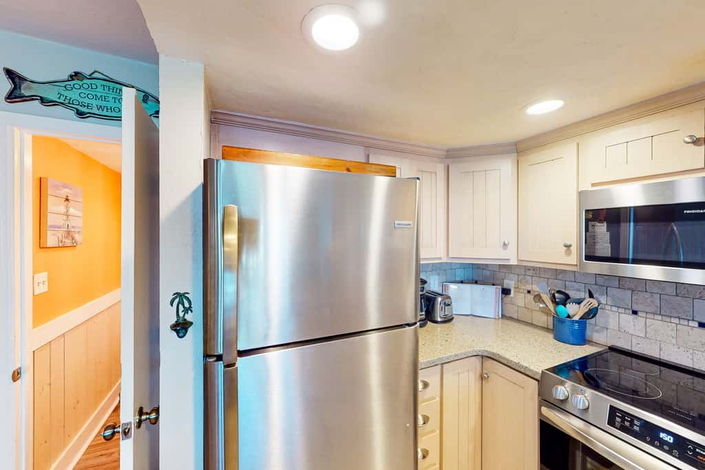 East-end SGI Townhouse on Gulf Front, beach access, on-site pool, & private W/D