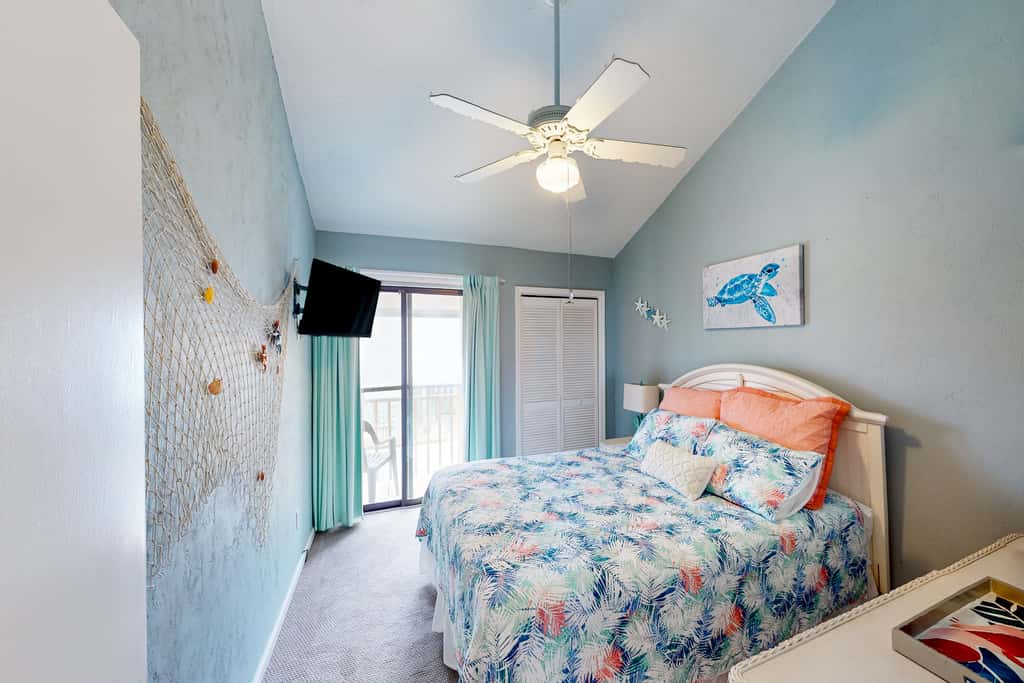 East-end SGI Townhouse on Gulf Front, beach access, on-site pool, & private W/D