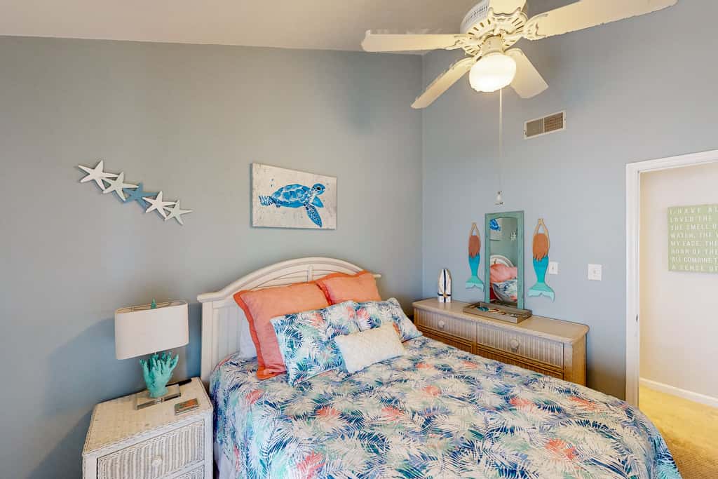 East-end SGI Townhouse on Gulf Front, beach access, on-site pool, & private W/D