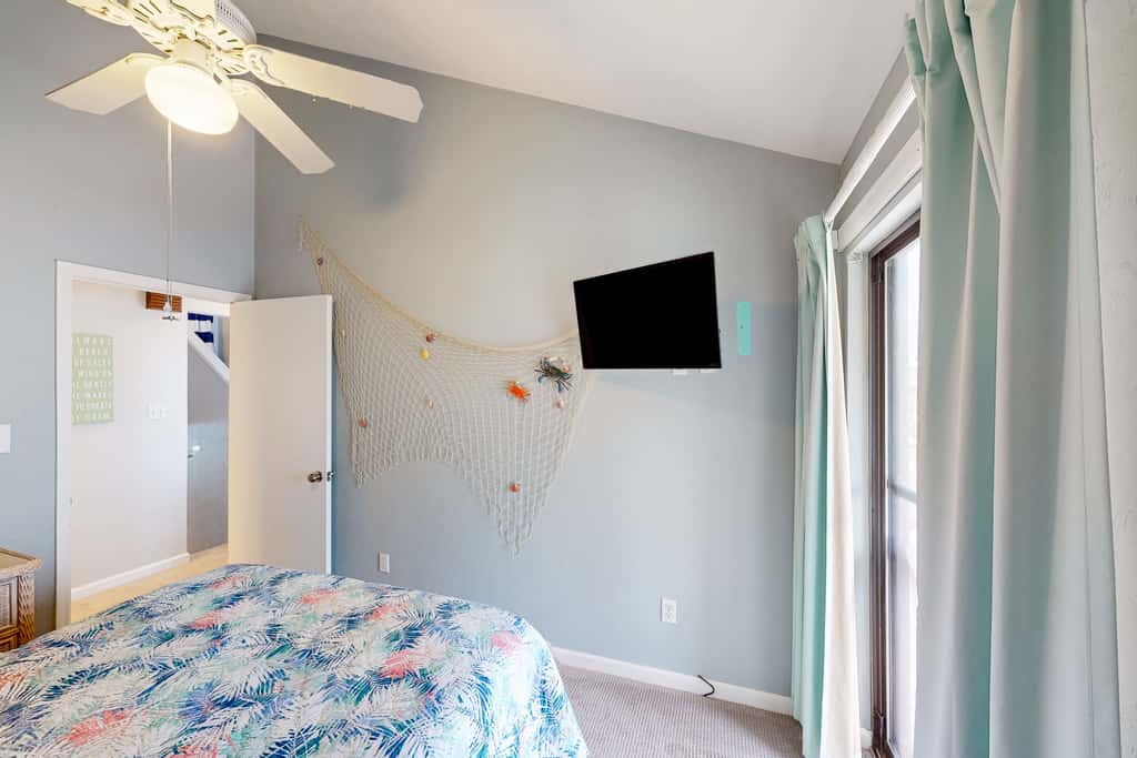 East-end SGI Townhouse on Gulf Front, beach access, on-site pool, & private W/D