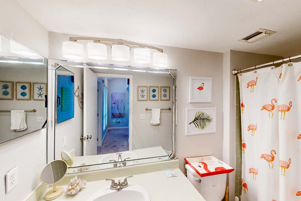 East-end SGI Townhouse on Gulf Front, beach access, on-site pool, & private W/D