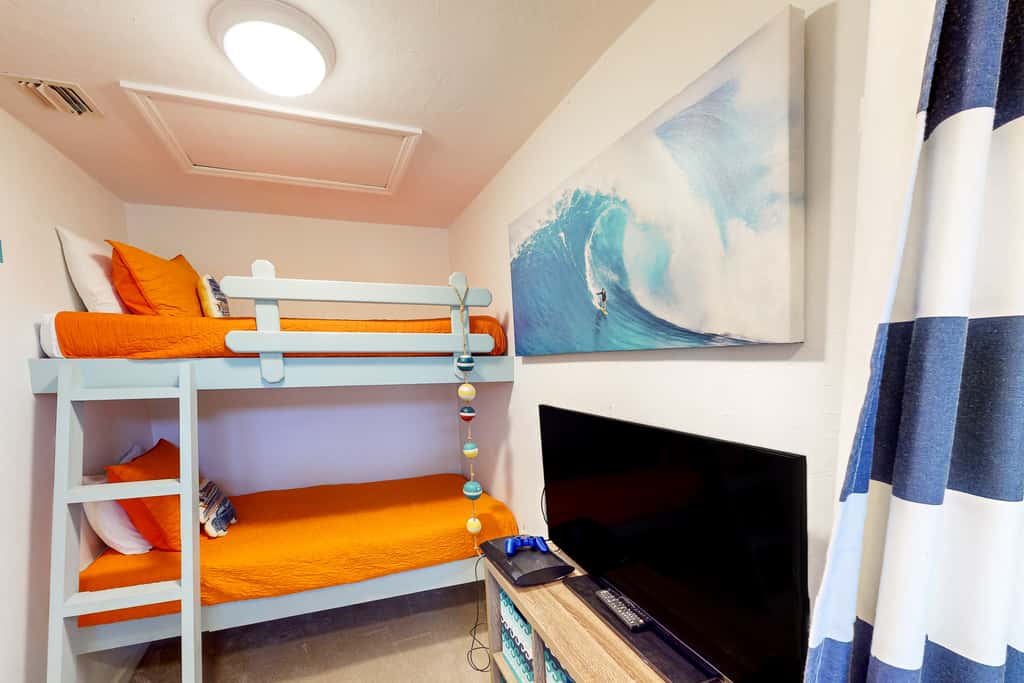East-end SGI Townhouse on Gulf Front, beach access, on-site pool, & private W/D