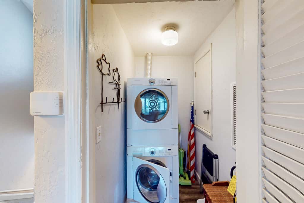 East-end SGI Townhouse on Gulf Front, beach access, on-site pool, & private W/D