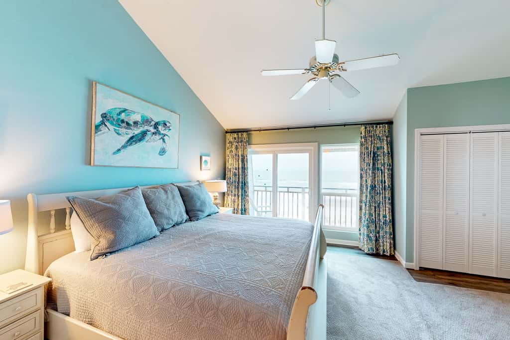 East-end SGI Townhouse on Gulf Front, beach access, on-site pool, & private W/D