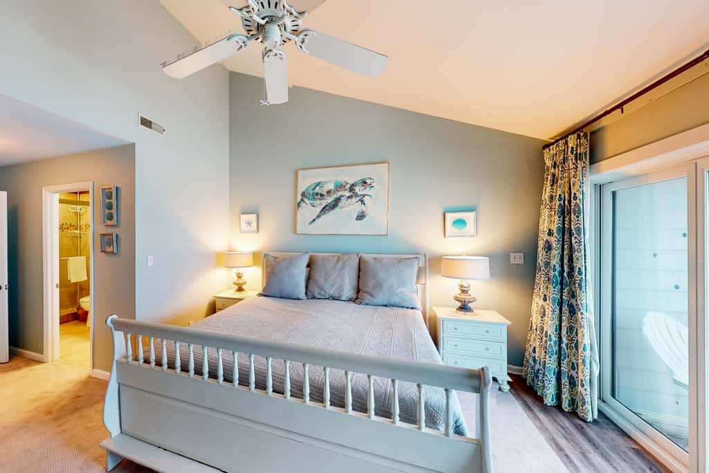 East-end SGI Townhouse on Gulf Front, beach access, on-site pool, & private W/D