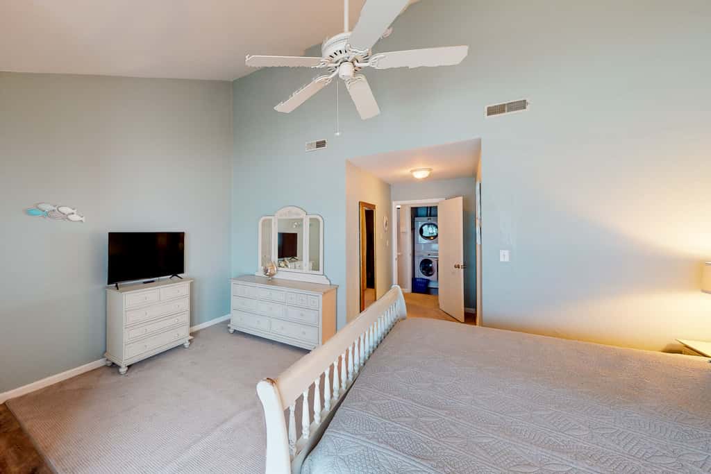East-end SGI Townhouse on Gulf Front, beach access, on-site pool, & private W/D
