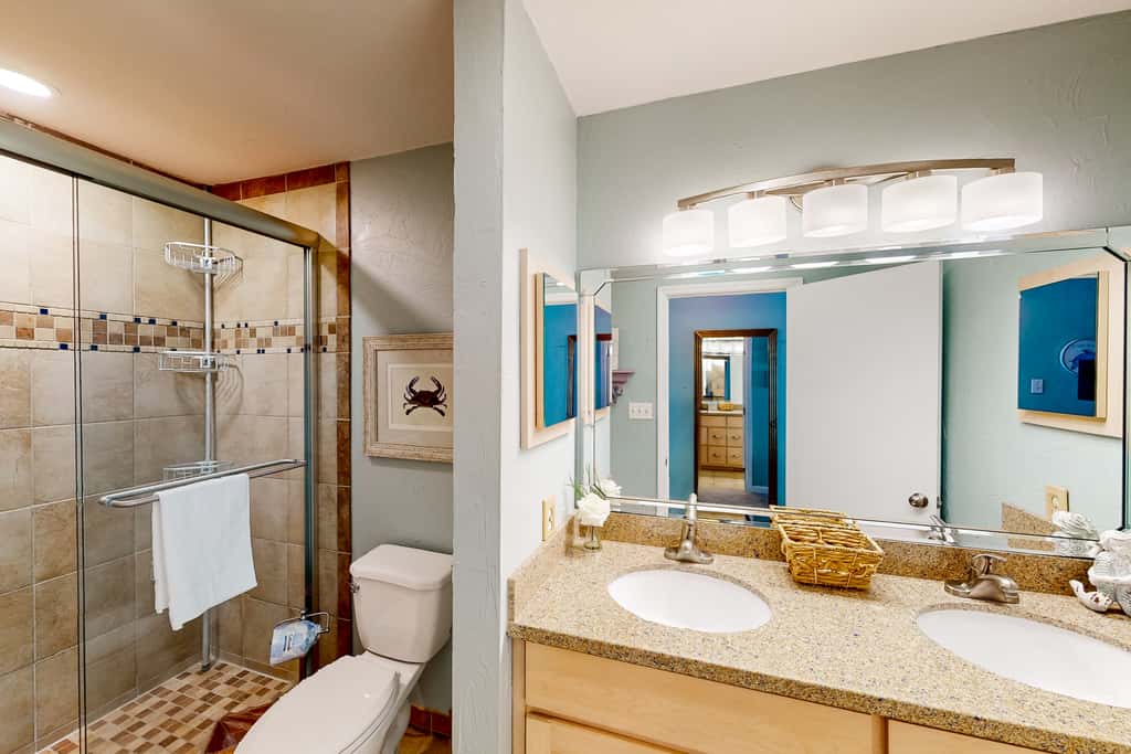 East-end SGI Townhouse on Gulf Front, beach access, on-site pool, & private W/D