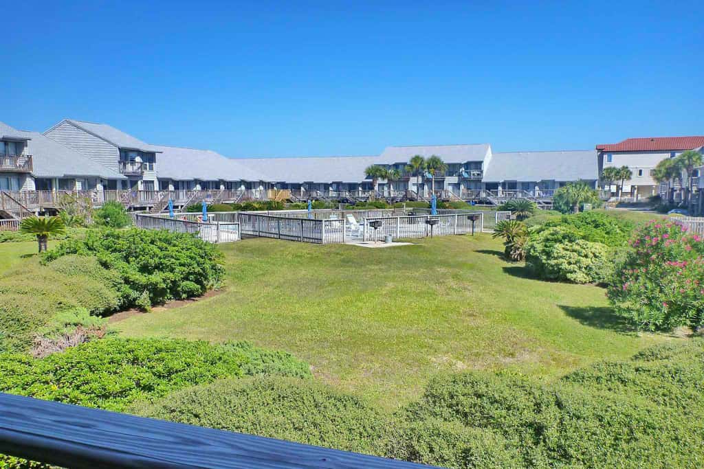 East-end SGI Townhouse on Gulf Front, beach access, on-site pool, & private W/D