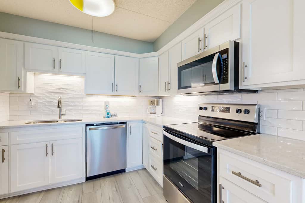 Sunlit Gulf-front condo with gorgeous water views, pool, balcony, & tennis court
