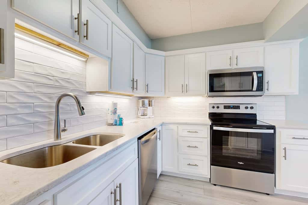 Sunlit Gulf-front condo with gorgeous water views, pool, balcony, & tennis court