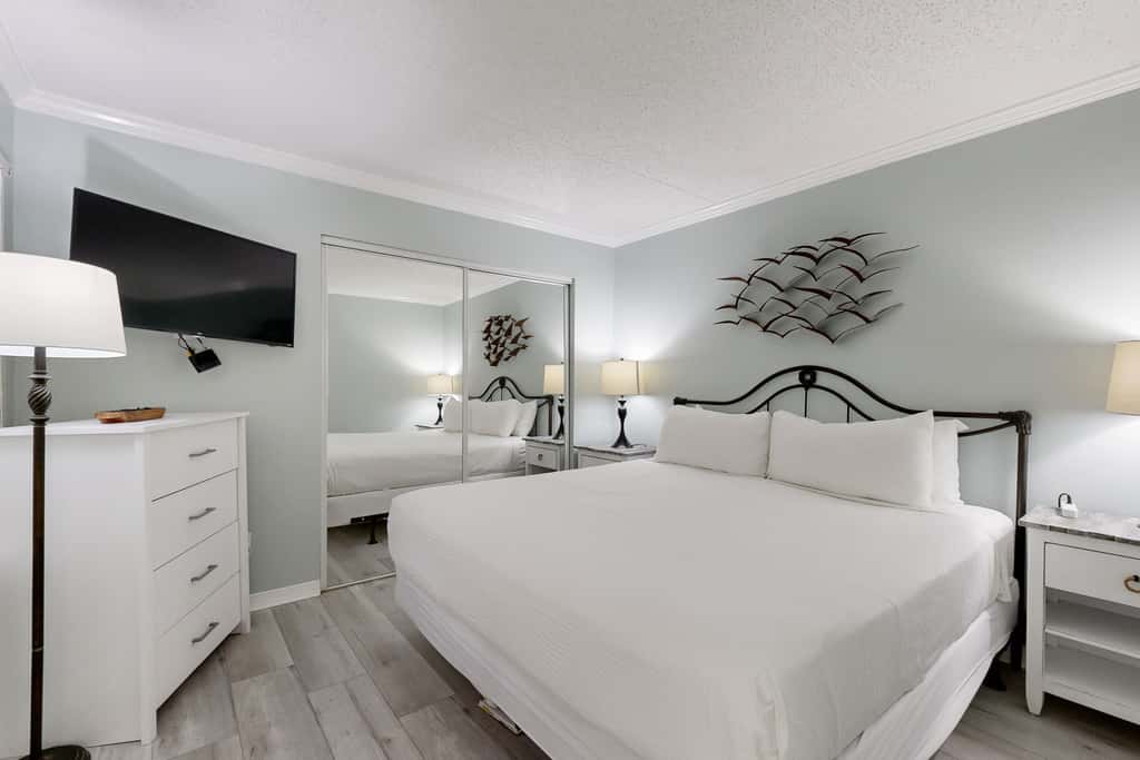 Sunlit Gulf-front condo with gorgeous water views, pool, balcony, & tennis court