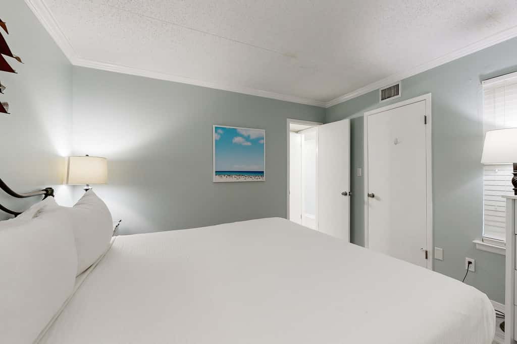 Sunlit Gulf-front condo with gorgeous water views, pool, balcony, & tennis court
