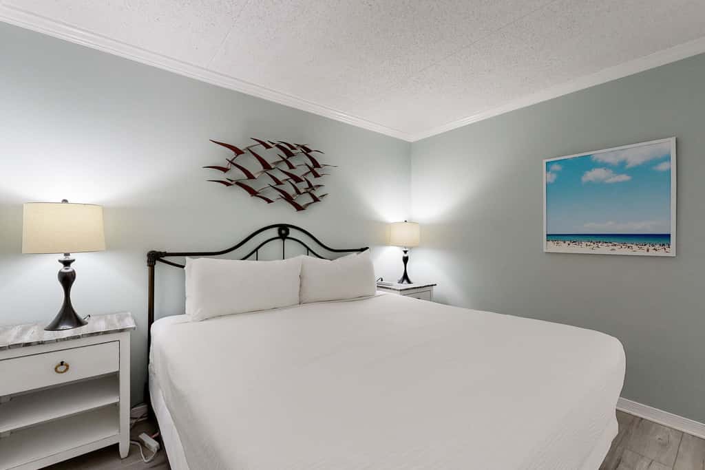 Sunlit Gulf-front condo with gorgeous water views, pool, balcony, & tennis court