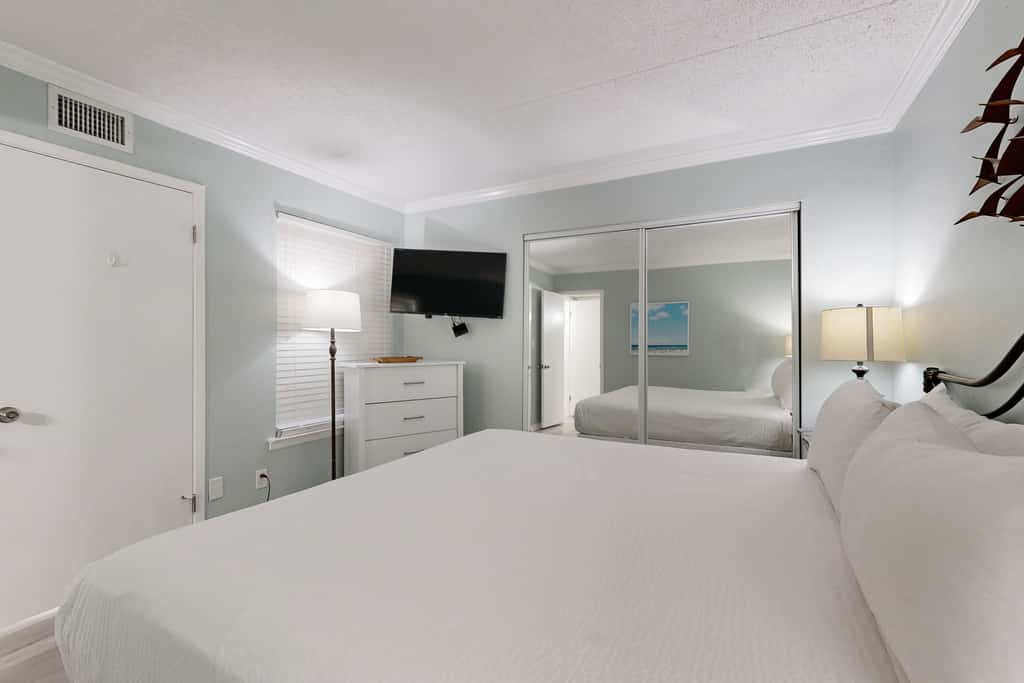 Sunlit Gulf-front condo with gorgeous water views, pool, balcony, & tennis court