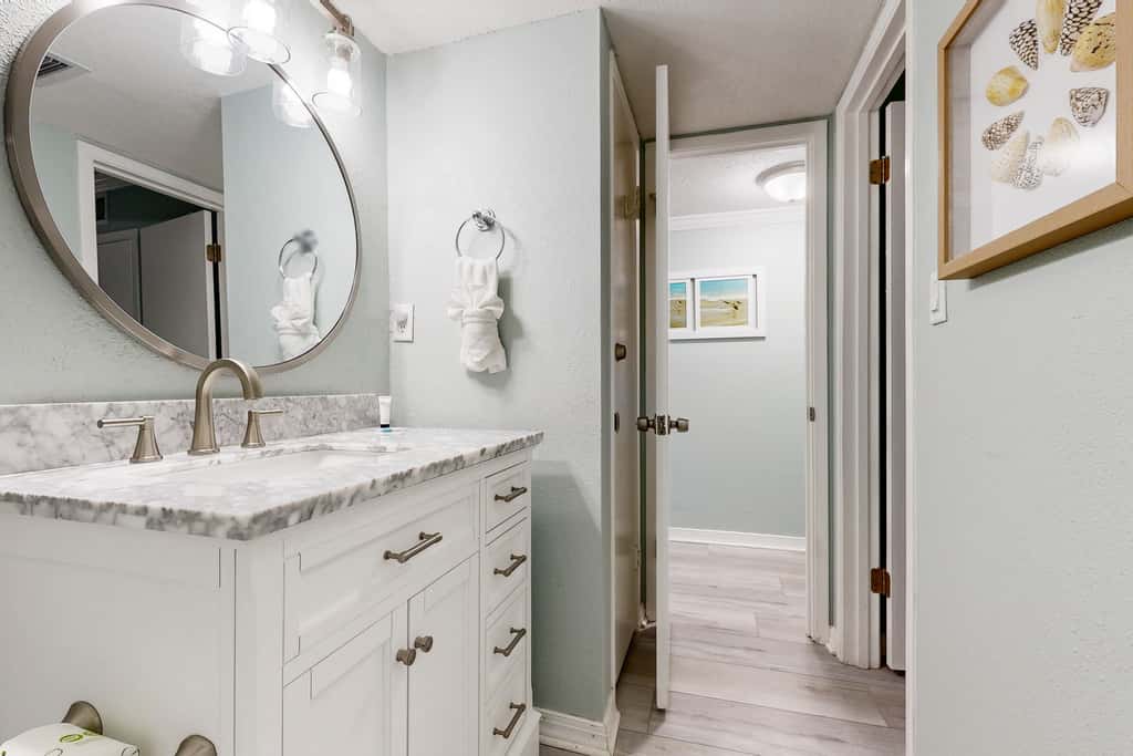 Sunlit Gulf-front condo with gorgeous water views, pool, balcony, & tennis court