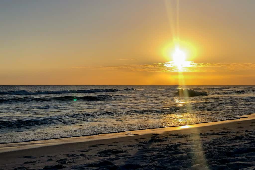 Sugar Reef Cottage-unit 1 - Gorgeous coastal townhome with washer&dryer, close to beach, & dog-friendly