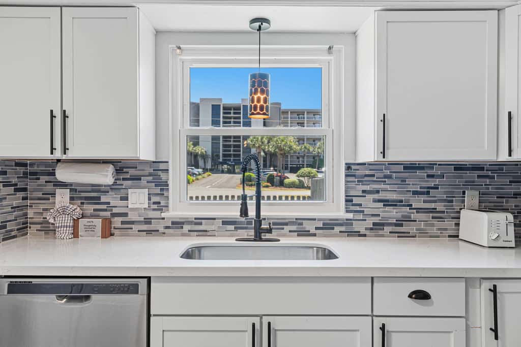 Sugar Reef Cottage-unit 1 - Gorgeous coastal townhome with washer&dryer, close to beach, & dog-friendly