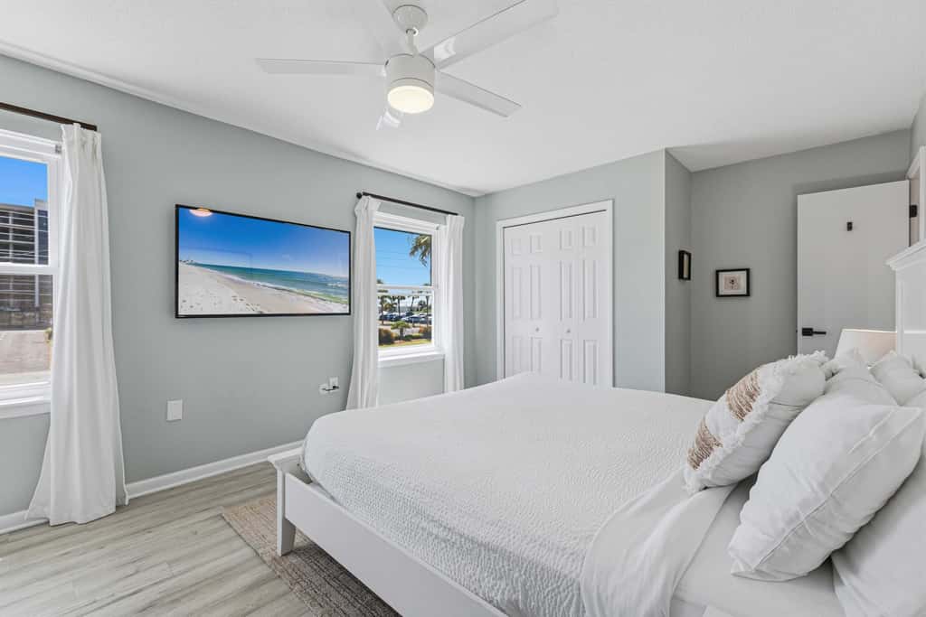 Sugar Reef Cottage-unit 1 - Gorgeous coastal townhome with washer&dryer, close to beach, & dog-friendly