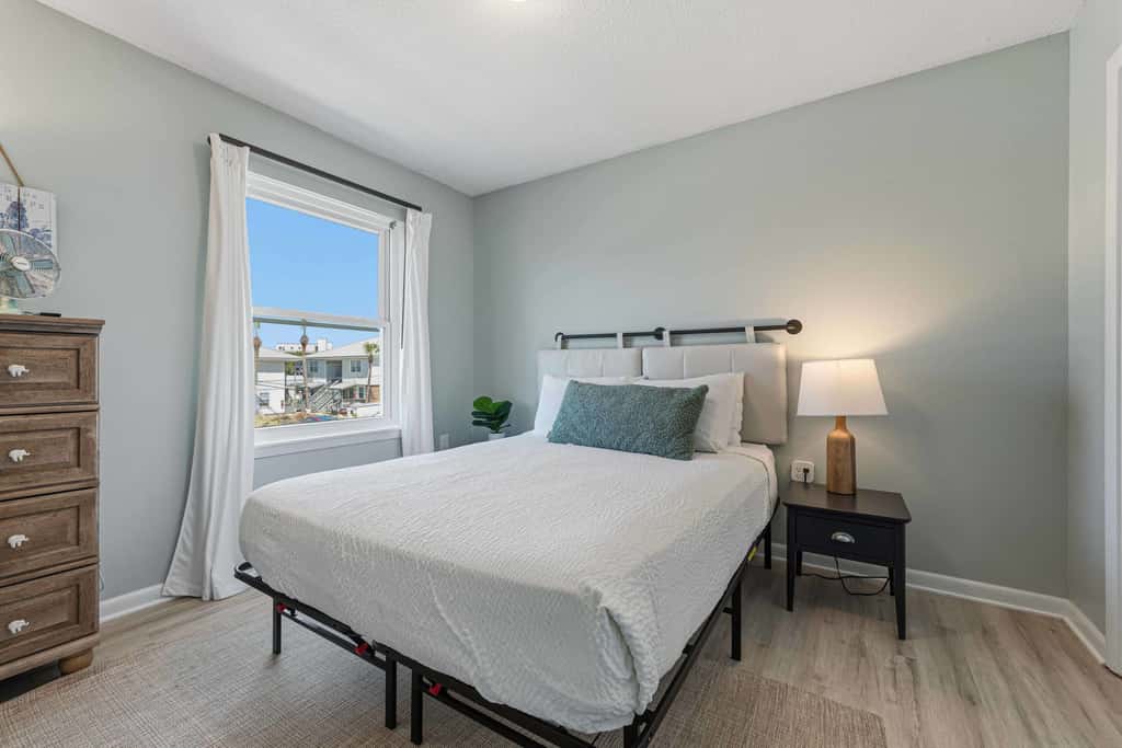 Sugar Reef Cottage-unit 1 - Gorgeous coastal townhome with washer&dryer, close to beach, & dog-friendly