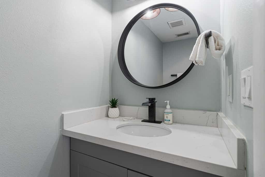 Sugar Reef Cottage-unit 1 - Gorgeous coastal townhome with washer&dryer, close to beach, & dog-friendly