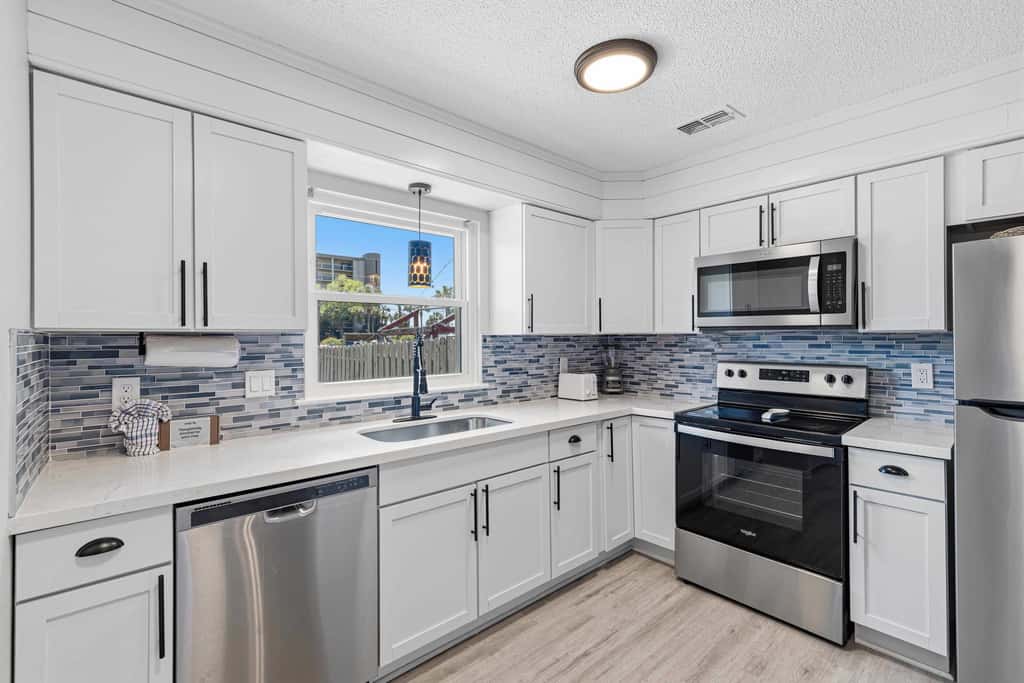 Sugar Reef Cottage-unit 1 - Gorgeous coastal townhome with washer&dryer, close to beach, & dog-friendly