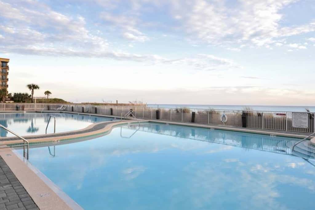 Picturesque Gulf-Front Condo Steps To Beach Gulfside Pool & Exercise Room