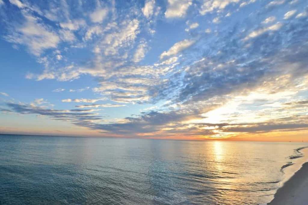 Picturesque Gulf-Front Condo Steps To Beach Gulfside Pool & Exercise Room