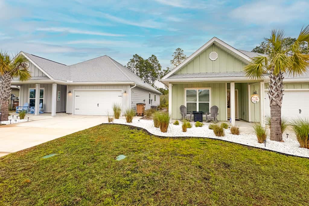 Heated community pool, themed kids room, dog friendly Beach, & Relaxing Massage