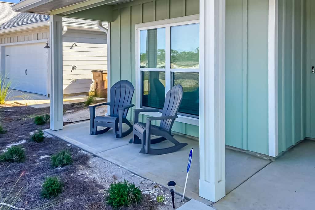 Heated community pool, themed kids room, dog friendly Beach, & Relaxing Massage