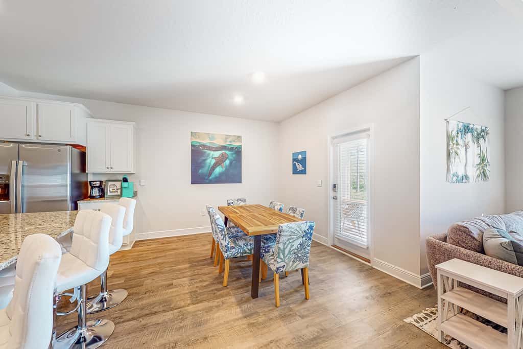 Heated community pool, themed kids room, dog friendly Beach, & Relaxing Massage