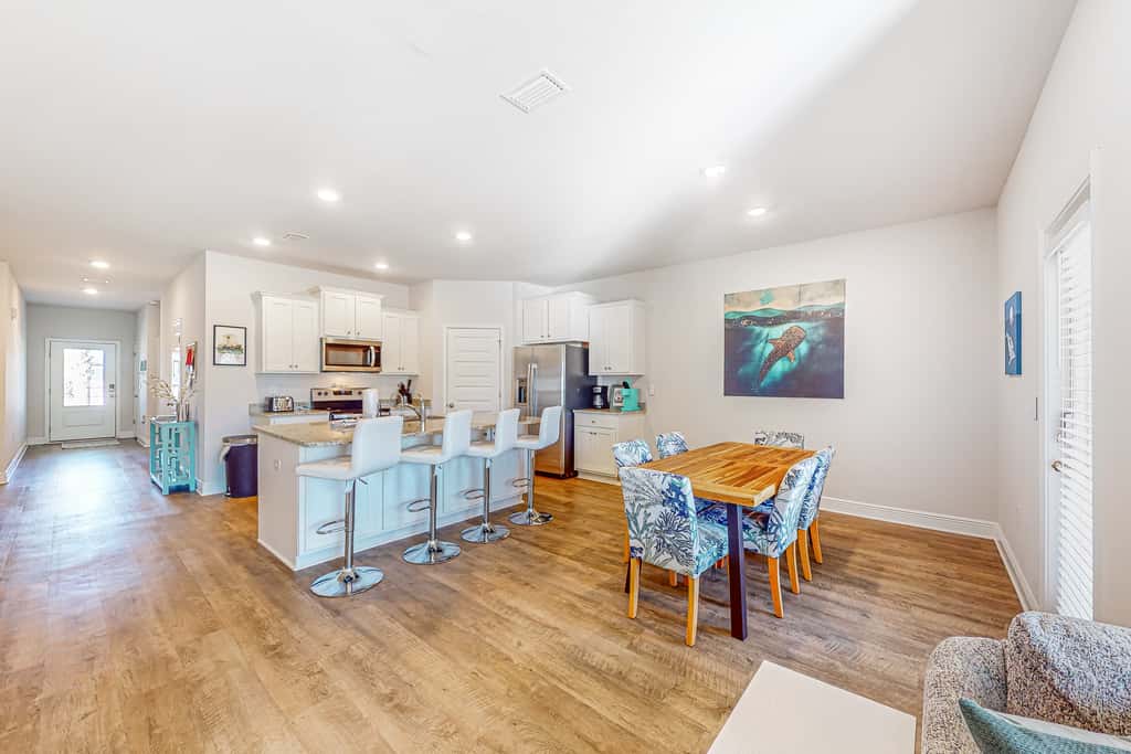 Heated community pool, themed kids room, dog friendly Beach, & Relaxing Massage